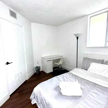 Private Bedroom 1 Block From Downtown Miami Exterior photo