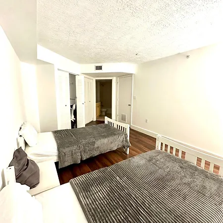 Private Bedroom 1 Block From Downtown Miami Exterior photo
