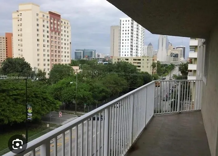 Private Bedroom 1 Block From Downtown Miami