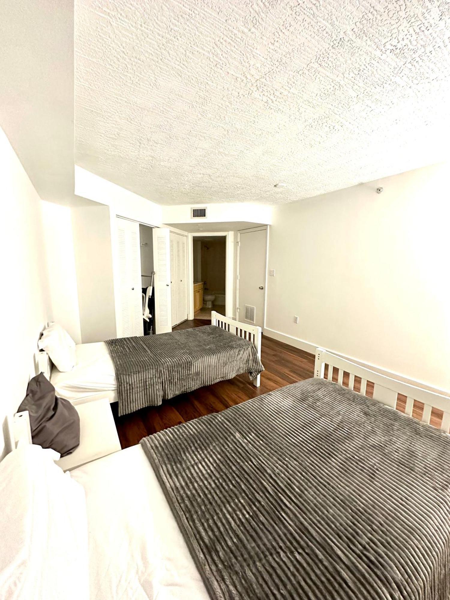 Quarto em Acomodações Particulares Private Bedroom 1 Block From Downtown Miami